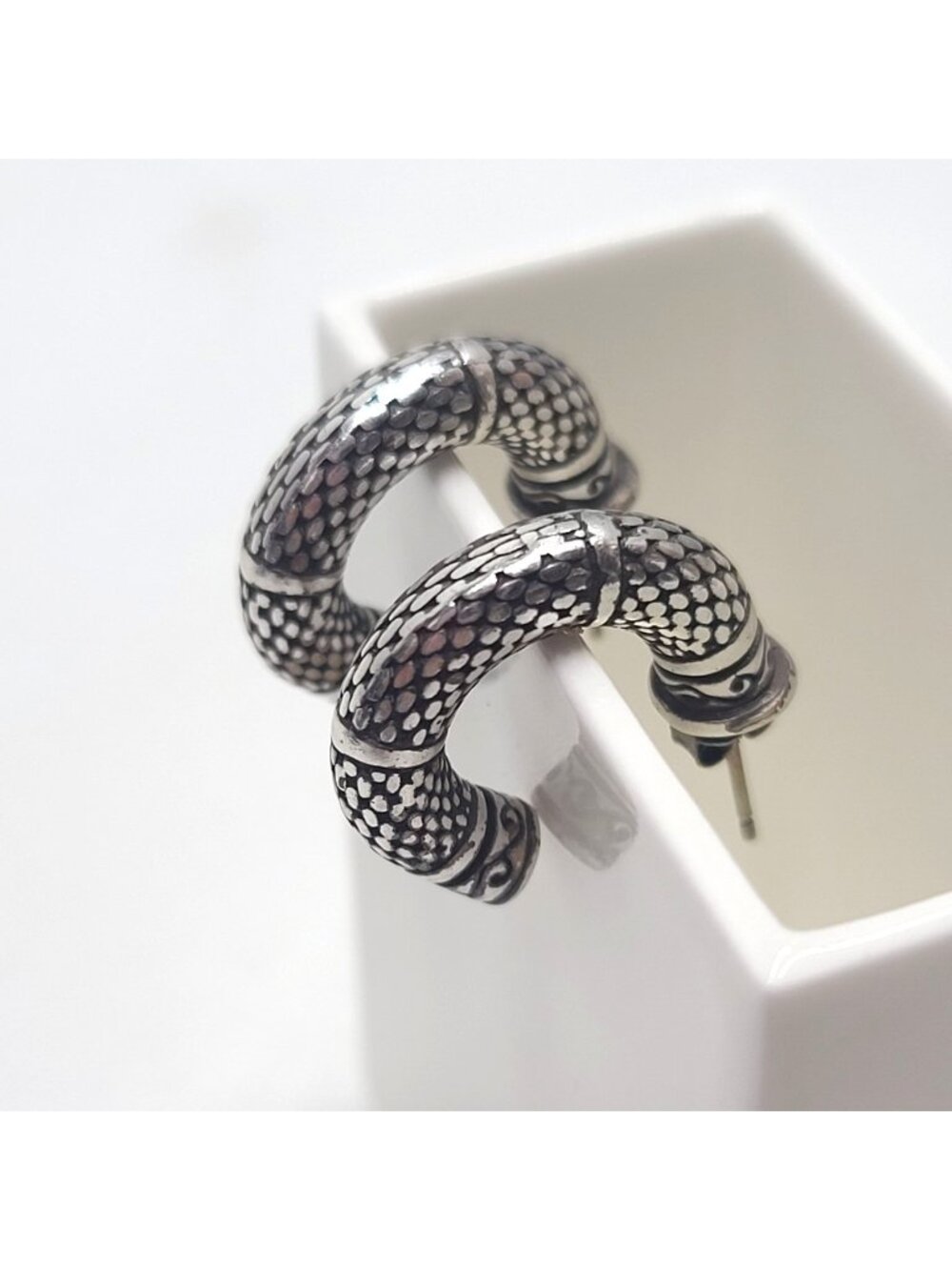 Vintage Silver Tone Textured Hoop Earrings Reptile Scale Bali Style Pierced